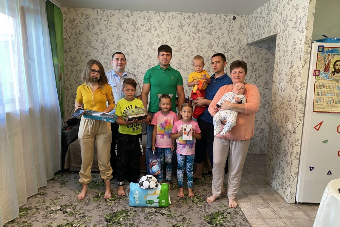 Представитель Общественного совета Восточного округа поздравил многодетную семью сотрудника полиции с Днем семьи, любви и верности