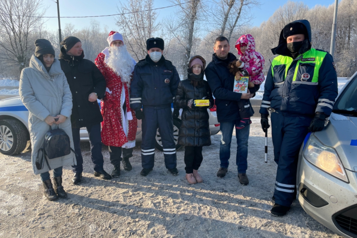 Председатель Общественного совета при УВД по ВАО совместно с сотрудниками ГИБДД продолжают акцию «Полицейский Дед Мороз»