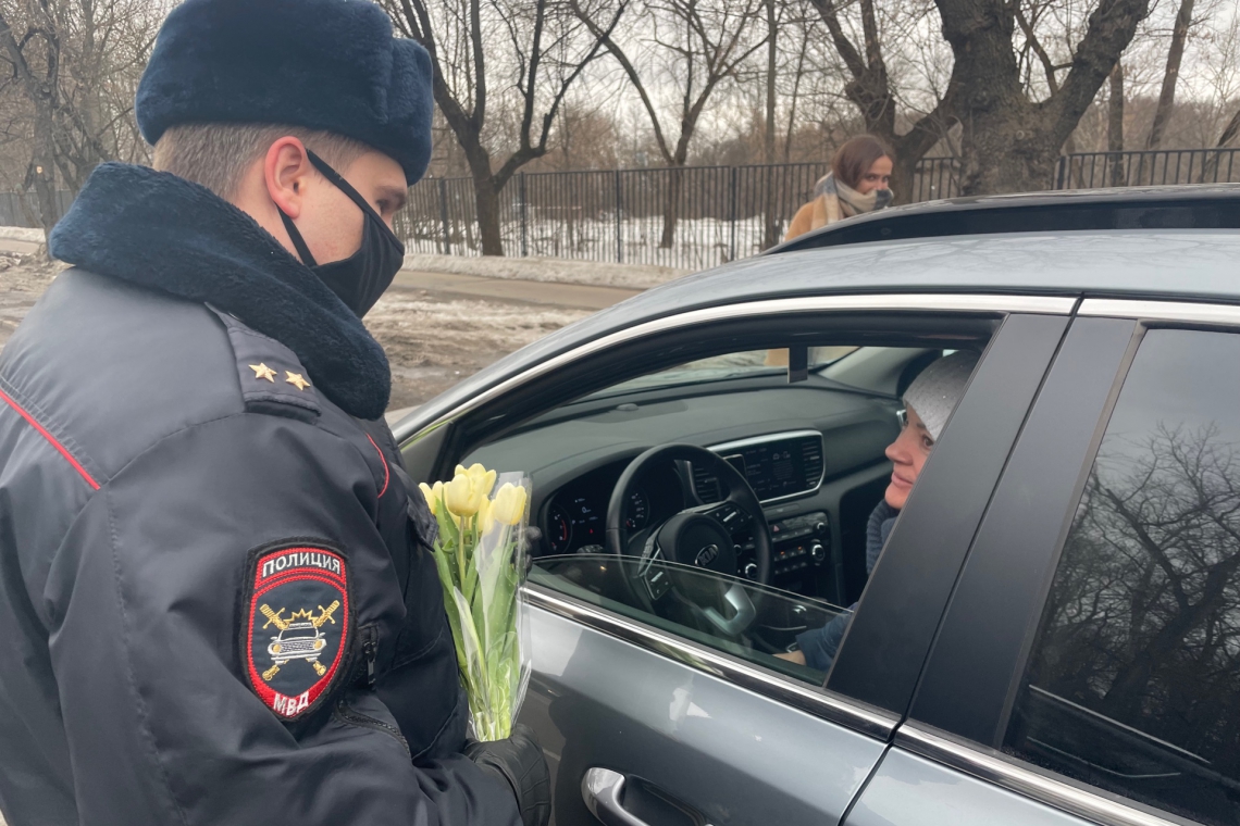 8 марта сотрудники Госавтоинспекции ВАО г. Москвы поздравили автоледи с Международным женским днем
