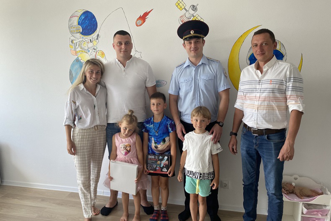 В преддверии Дня семьи, любви и верности в Восточном округе поздравили многодетную полицейскую семью